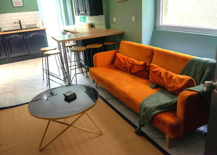 7 Spacious Rooms In Central Swansea - Great For Groups