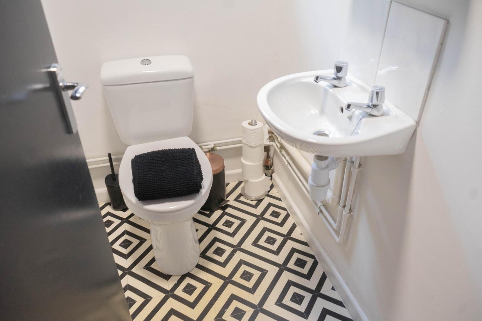 7 Spacious In - Great For Groups Homestay Swansea