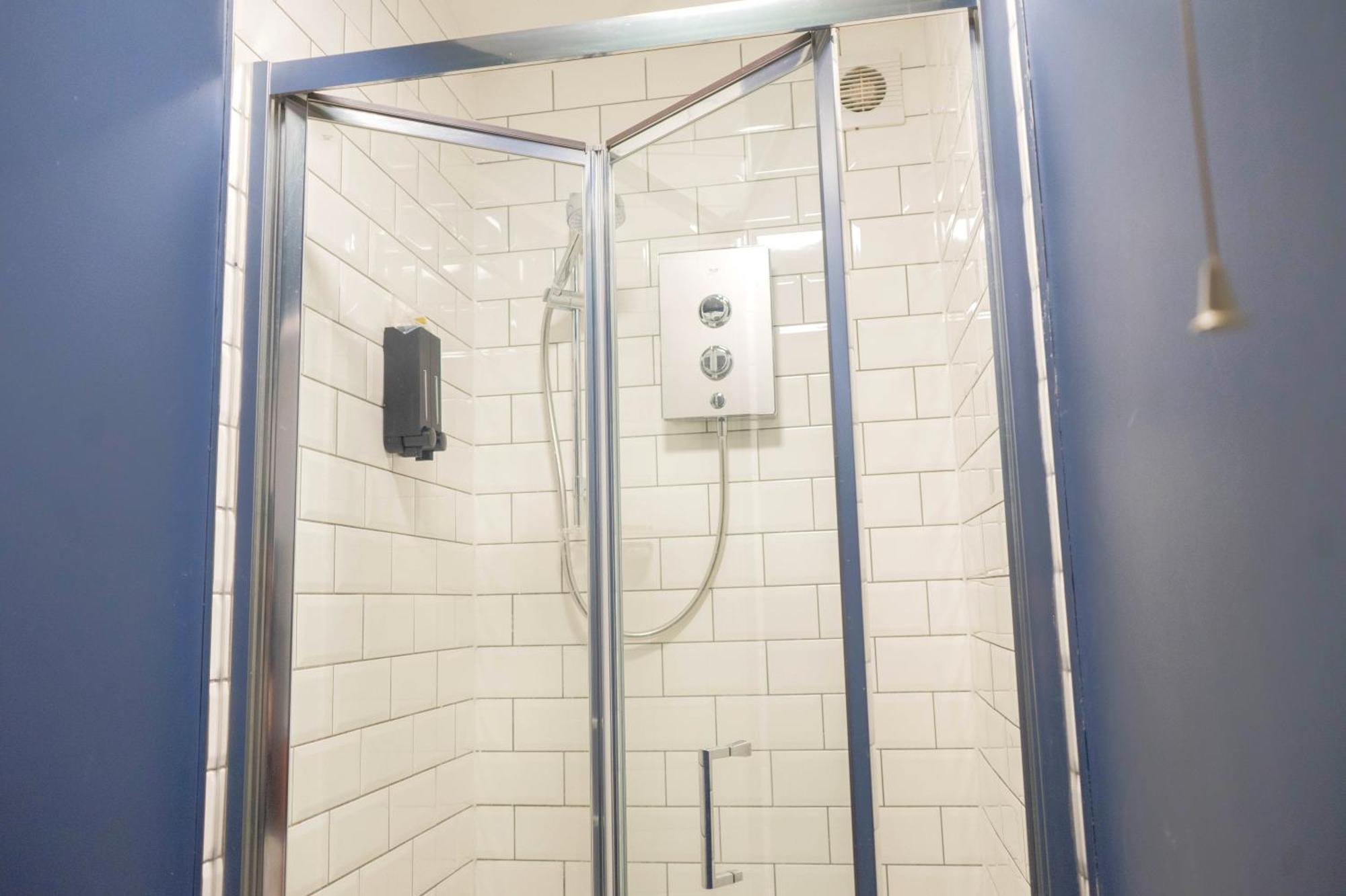 7 Spacious In - Great For Groups Homestay Swansea