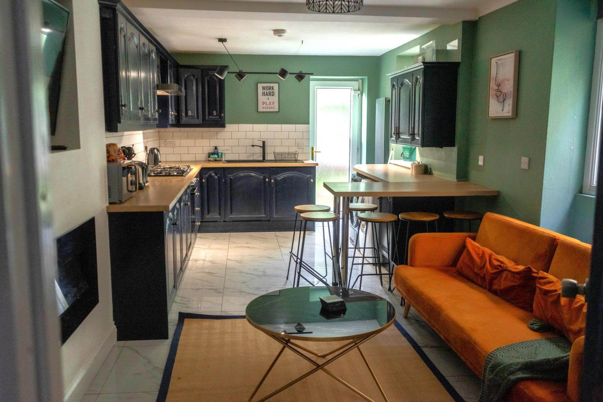 7 Spacious In - Great For Groups Homestay Swansea