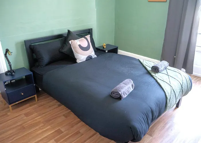 7 Spacious Rooms In Central Swansea - Great For Groups