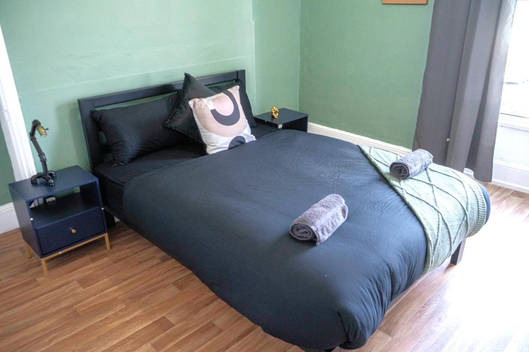 Homestay 7 Spacious In - Great For Groups Swansea