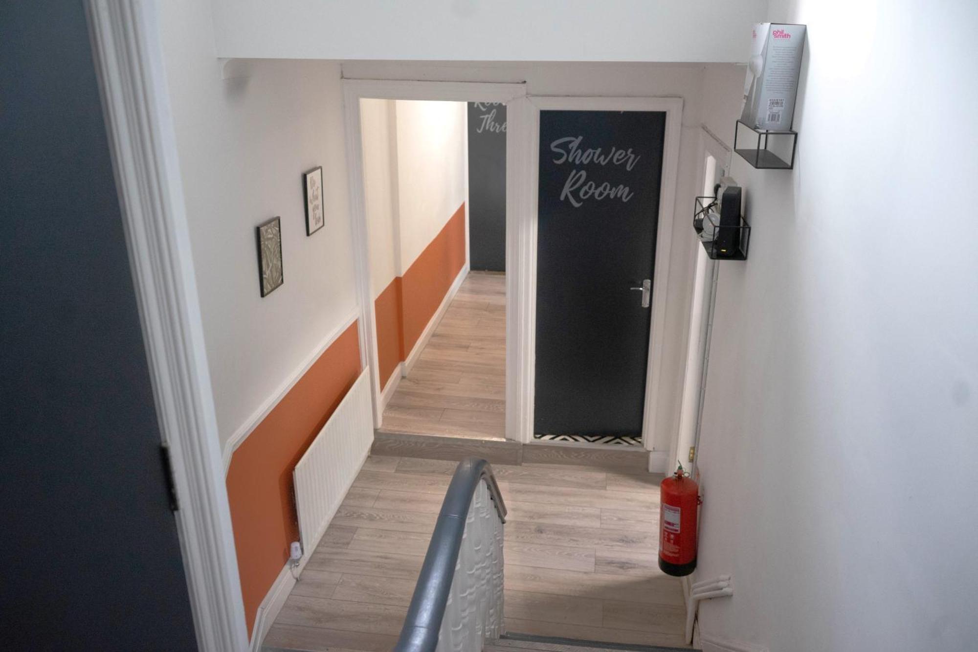 Homestay 7 Spacious In - Great For Groups Swansea
