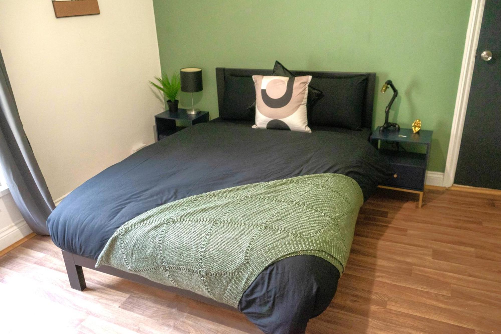 7 Spacious In - Great For Groups Homestay Swansea